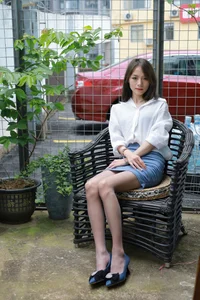 IESS Xiao Liu Fashion: Blue Heels and Gray Silk Stockings Aesthetic - image 11