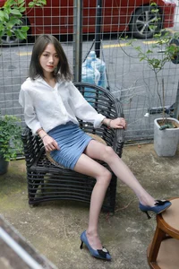 IESS Xiao Liu Fashion: Blue Heels and Gray Silk Stockings Aesthetic - image 5