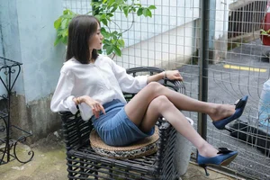 IESS Xiao Liu Fashion: Blue Heels and Gray Silk Stockings Aesthetic - image 8