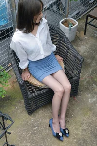 IESS Xiao Liu Fashion: Blue Heels and Gray Silk Stockings Aesthetic - image 17