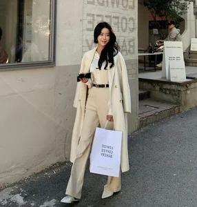5 Must-Have Long Coats to Elevate Your Fashion Style for Tet 2024 - image 6