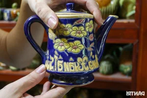 A Lifetime of Tea Culture: The Incredible 1,000-Piece Antique Teapot Collection in Binh Duong - image 2