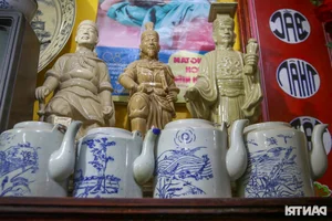 A Lifetime of Tea Culture: The Incredible 1,000-Piece Antique Teapot Collection in Binh Duong - image 5