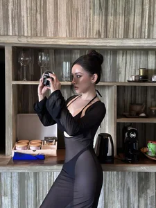 The Radiant Beauty of the Mountain Town Influencer and Her Fashion Evolution - image 0