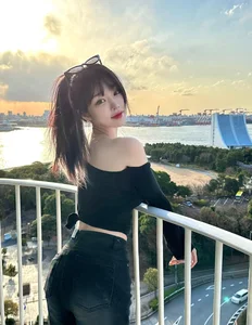 The Micro-Top Trend: Exploring Korea's Boldest Summer Fashion Movement - image 10