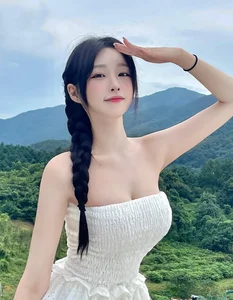 The Micro-Top Trend: Exploring Korea's Boldest Summer Fashion Movement - image 11
