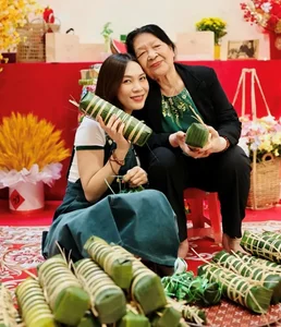 Vietnamese Celebrities Celebrate Lunar New Year 2024: From Traditional Cake Making to Festive Home Decor - image 10