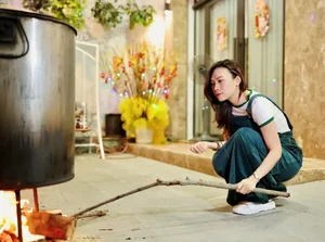 Vietnamese Celebrities Celebrate Lunar New Year 2024: From Traditional Cake Making to Festive Home Decor - image 3