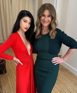 Summer Fashion Trends: Analyzing the Elegant Wardrobe of Bill Gates' Daughter - image 2