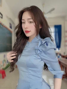 Gen Z Teacher Redefines Modern Educator Style with Custom Ao Dai - image 11