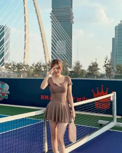 Le Khanh Chi, Cong Vinh's Sister, Stuns in Sporty Look on the Pickleball Court - image 4