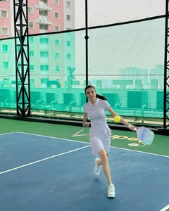 Le Khanh Chi, Cong Vinh's Sister, Stuns in Sporty Look on the Pickleball Court - image 7