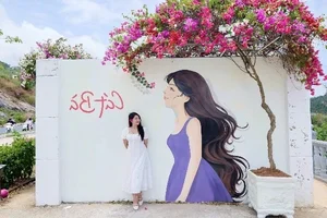 The Mysterious Girl Mural: Cat Ba Island’s Newest Tourist Hotspot - image 10