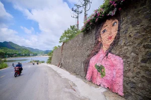 The Mysterious Girl Mural: Cat Ba Island’s Newest Tourist Hotspot - image 4