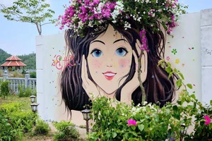 The Mysterious Girl Mural: Cat Ba Island’s Newest Tourist Hotspot - image 6