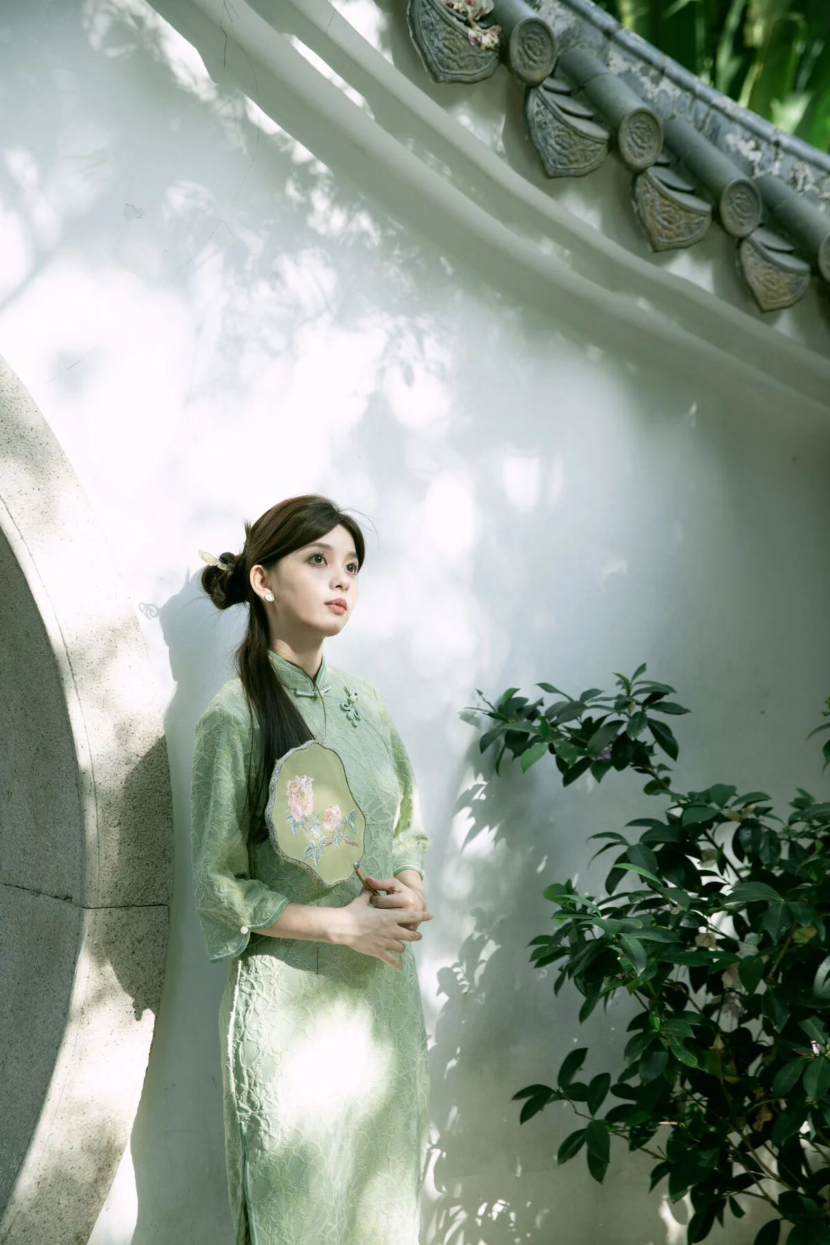 Elegant Modern Cheongsam Fashion by Qu Qi: YiTuYu Art Language Vol.9352 - A Stunning Collection of Fresh Qipao Style and Artistic Photography