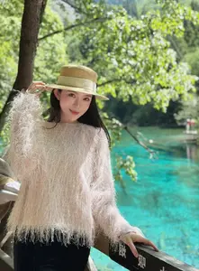 MC Tu Linh flaunts her increasingly chic and charming beauty on a luxurious wooden staircase: Her escalating allure sparks a sensation! - image 9