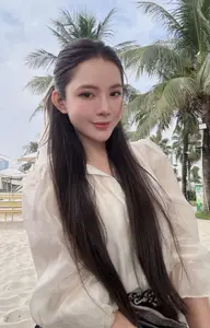 MC Tu Linh flaunts her increasingly chic and charming beauty on a luxurious wooden staircase: Her escalating allure sparks a sensation! - image 5