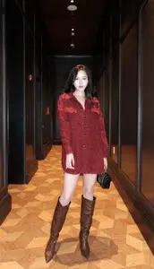 MC Tu Linh flaunts her increasingly chic and charming beauty on a luxurious wooden staircase: Her escalating allure sparks a sensation! - image 4