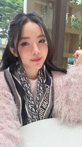 MC Tu Linh flaunts her increasingly chic and charming beauty on a luxurious wooden staircase: Her escalating allure sparks a sensation! - image 2