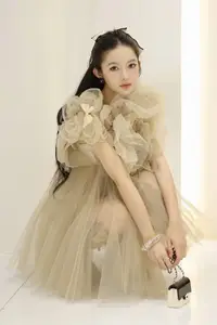 MC Tu Linh flaunts her increasingly chic and charming beauty on a luxurious wooden staircase: Her escalating allure sparks a sensation! - image 1