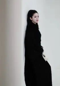 MC Tu Linh flaunts her increasingly chic and charming beauty on a luxurious wooden staircase: Her escalating allure sparks a sensation! - image 3