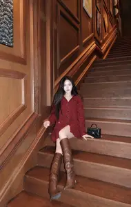 MC Tu Linh flaunts her increasingly chic and charming beauty on a luxurious wooden staircase: Her escalating allure sparks a sensation! - image 7