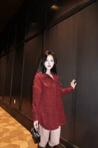 MC Tu Linh flaunts her increasingly chic and charming beauty on a luxurious wooden staircase: Her escalating allure sparks a sensation! - image 0