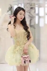MC Tu Linh flaunts her increasingly chic and charming beauty on a luxurious wooden staircase: Her escalating allure sparks a sensation! - image 8