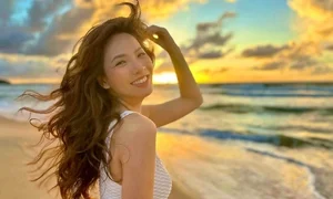 Vietnamese Stars Lam Khanh Chi and Angela Phuong Trinh Visit Temple Together - image 10