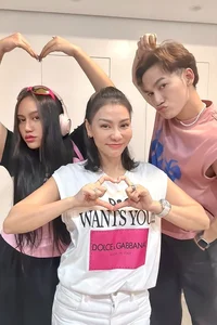 Vietnamese Stars Lam Khanh Chi and Angela Phuong Trinh Visit Temple Together - image 1
