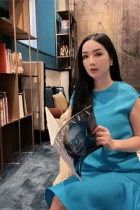Vietnamese Stars Lam Khanh Chi and Angela Phuong Trinh Visit Temple Together - image 5
