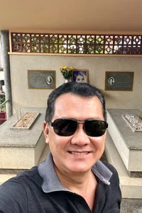 Vietnamese Stars Lam Khanh Chi and Angela Phuong Trinh Visit Temple Together - image 4