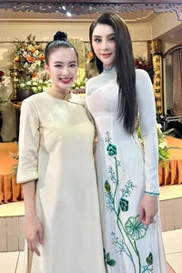 Vietnamese Stars Lam Khanh Chi and Angela Phuong Trinh Visit Temple Together - image 11