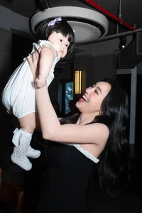 Vietnamese Actress Sam Makes First Public Appearance with Her Twins - image 8