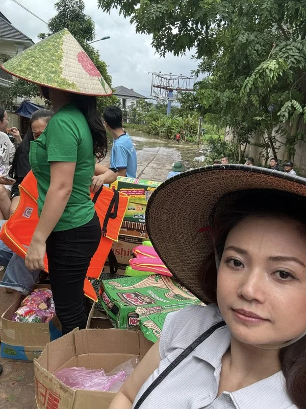 NSND Lan Huong Judges Competition While Khanh Thi Celebrates Daughter's First Birthday