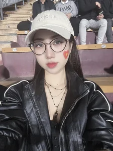Natural Beauty: Van Toan's Sister Spotted at the AFF Cup Finals - image 4