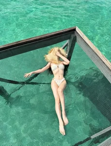 299+ Aesthetic Beach Bikini Outfits and Photography Ideas for Your Summer Getaway - image 14