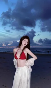 299+ Aesthetic Beach Bikini Outfits and Photography Ideas for Your Summer Getaway - image 5