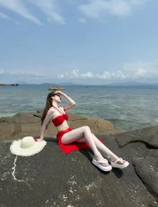 299+ Aesthetic Beach Bikini Outfits and Photography Ideas for Your Summer Getaway - image 9