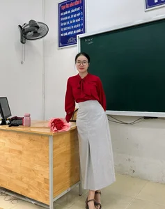 Gen Z Teacher Le Ha Goes Viral for Fashionable Classroom Outfits and Modern Pedagogy - image 3