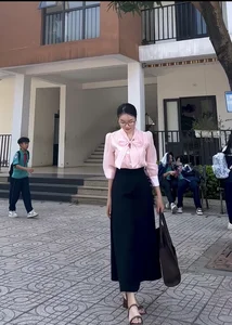 Gen Z Teacher Le Ha Goes Viral for Fashionable Classroom Outfits and Modern Pedagogy - image 2