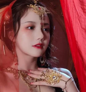 Viral Cosplayer's Unique Personal Announcement Sparks Global Interest - image 9