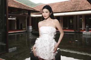 Beauty Queens Dazzle in All-White Outfits at VUNGOC&SON Fashion Show - image 6