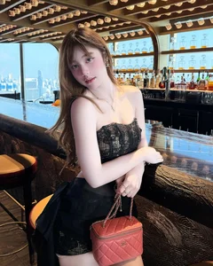 Thai Influencer Sets New Trends with Innovative Mixed-Season Street Style - image 4