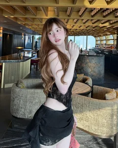 Thai Influencer Sets New Trends with Innovative Mixed-Season Street Style - image 0