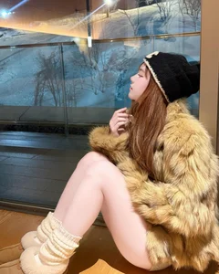 Thai Influencer Sets New Trends with Innovative Mixed-Season Street Style - image 2