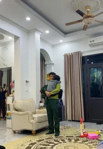 Hòa Minzy and Baby Bo’s Heartwarming Family Trip to the Historic City of Huế: Capturing Sweet Moments in Traditional Vietnamese Attire - image 3