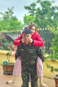 Hòa Minzy and Baby Bo’s Heartwarming Family Trip to the Historic City of Huế: Capturing Sweet Moments in Traditional Vietnamese Attire - image 0