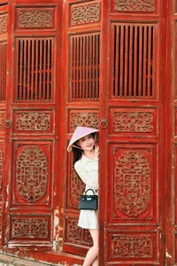 Hòa Minzy and Baby Bo’s Heartwarming Family Trip to the Historic City of Huế: Capturing Sweet Moments in Traditional Vietnamese Attire - image 6